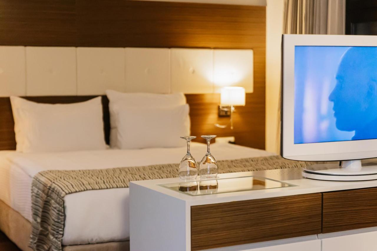 Hotel Dukagjini Печ Екстериор снимка
