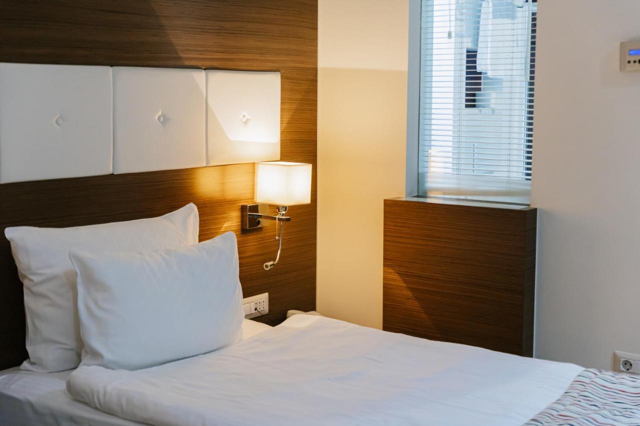 Hotel Dukagjini Печ Екстериор снимка